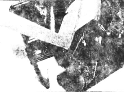 Рис. 10.6. Отсоедините патрубки обогрева ветрового стекла и вентиляции.