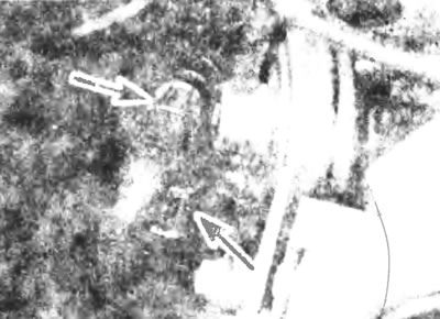 Рис. 10.11. На последних моделях снимите соединения (указаны стрелками) и отсоедините патрубки.