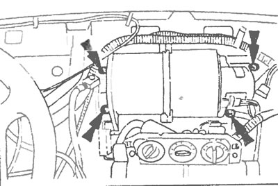 Рис. 10.13. Отвинтите четыре болта (указаны стрелками), крепящие отопитель к перегородке.