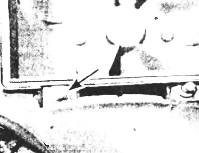 Рис. 3.3б. Отвинтите фиксирующий болт (указан стрелкой)...