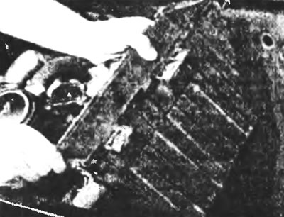 Рис. 3.3в. ...и потяните воздушный фильтр вверх, чтобы отцепить его.