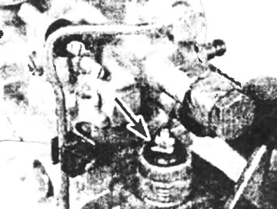 Рис. 6.1. Электромагнитный клапан топливного насоса Bosch (указан стрелкой).