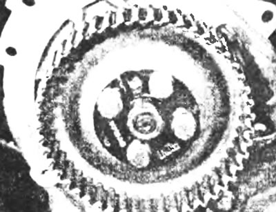 Рис. 7.4а. Отвинтите болты зубчатого шкива топливного насоса.