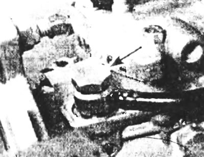 Рис. 7.8. Отсоедините соединение типа «банджо» сливного трубопровода форсунки.