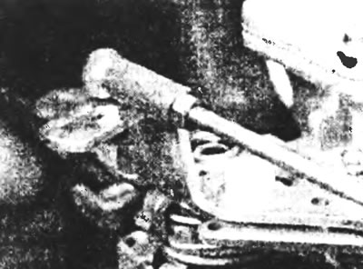 Рис. 7.11. Отсоедините рычаг управления клапаном EGR.