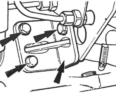 Рис. 7.13. Отвинтите болты заднего поддерживающего кронштейна топливного насоса (показаны…