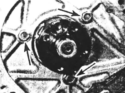 Рис. 7.14а. Отвинтите лицевые фиксирующие болты.