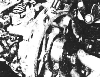 Рис.7.14б. ...и снимите, приподнимая, топливный насос.