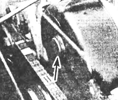 Рис.9.2а. Снимите пробку с крышки зубчатого ремня привода.