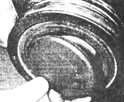 Рис.9.2б. ... и резиновую заглушку шкива коленчатого вала.