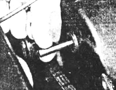 Рис.9.6. Вставьте фиксатор топливного насоса через U-образный разрез в отверстие позади него.