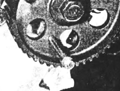 Рис.9.10. Заблокируйте зубчатый шкив распределительного вала, вставляя фиксатор через отверстие в…