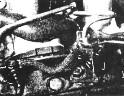 Рис. 10.14. Отвинтите соединения нагнетающего топливопровода от форсунок.