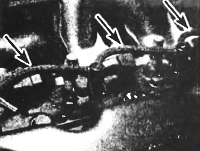 Рис. 10.15. Отделите сливные трубки (указаны стрелками) от форсунок.