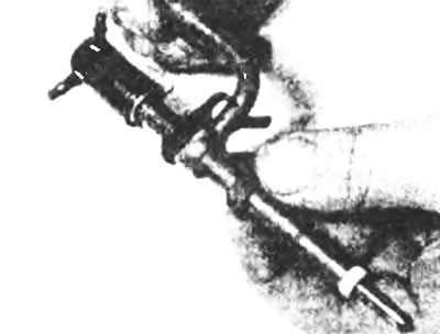 Рис. 10.18а. Снимите уплотнительные шайбы с корпусов форсунок.