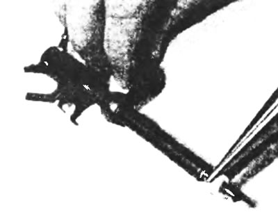 Рис. 10.18б. Снимите шайбы PTFE с наконечников форсунок.