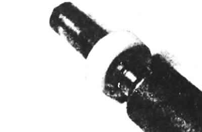 Рис. 10.19,а. Установите новые шайбы PTFE выемками вверх