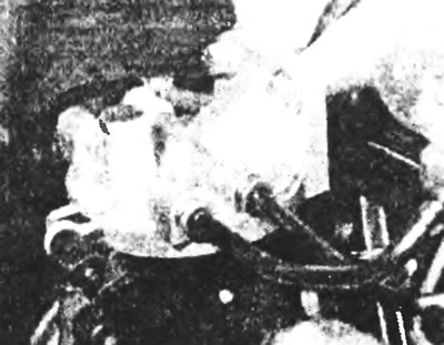 Рис. 12.6. Соединения топливопроводов и болты крепления топливного фильтра Bosch.