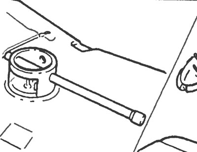 Рис. 15.3. Снимите датчик, стараясь не повредить поплавок и не согнуть рычаг.