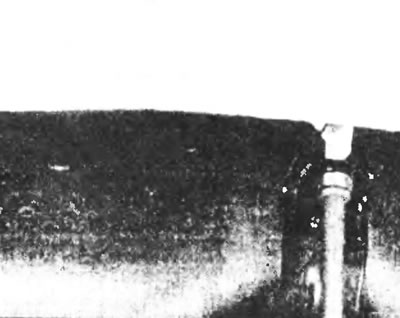 Рис. 16.6. Отвинтите крепежные гайки зажимов от топливного бака, чтобы отсоединить зажимы от днища…