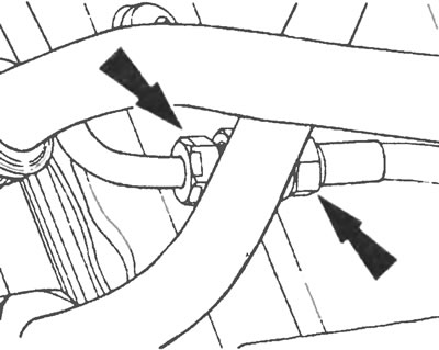 Рис.21.8. Отсоедините соединения (показаны стрелками) и снимите маслопровод высокого давления…