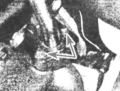 Рис.25.8б. Подсоединение трубы системы EGR к выпускному коллектору на последних моделях ...