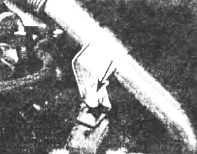 Рис.25.8в. ...и расположение болта фиксирующего кронштейна трубы (указан стрелкой).