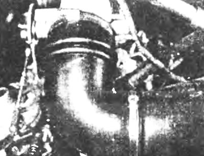 Рис.25.9. Ослабьте хомут крепления шланга и отделите шланг подачи воздуха от корпуса дросселей.