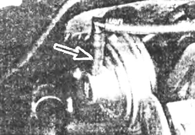 Рис.25.11. Отсоедините вакуумный шланг клапана EGR.