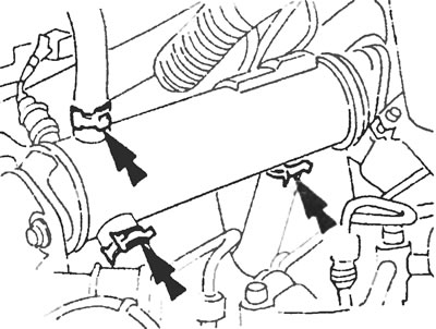 Рис.25.25. Отсоедините хомуты (указаны стрелками) и шланги охлаждающей жидкости от радиатора…