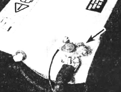 Рис. 3.2,б. Место подсоединения отрицательного провода на батареях последних лет выпуска.