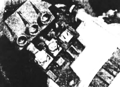 Рис.5.3. Снимите пластиковую крышку, отвинтите гайки зажимов и отсоедините провода генератора.