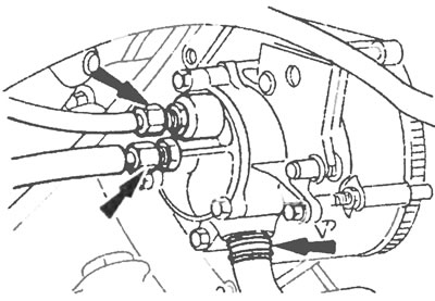 Рис.5.4. Отделите масляные и вакуумные шланги от задней части вакуумного усилителя тормозов.