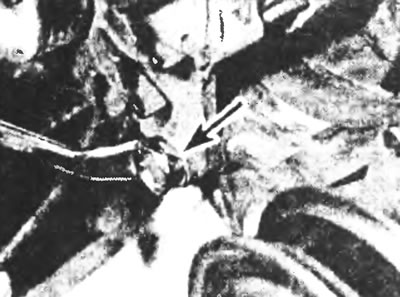 Рис.5.5а. Отвинтите гайку и болт крепления (указаны стрелкой)...