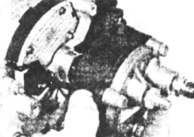 Рис.6.2. Снимите вакуумный насос с задней части генератора переменного тока.