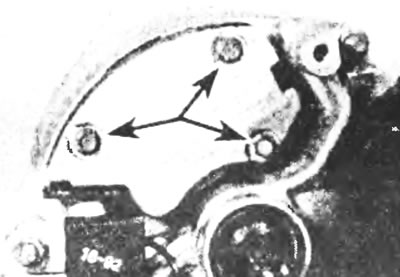 Рис.6.За. Отвинтив указанные болты, снимите регулятор со щеткодержателем с задней части…