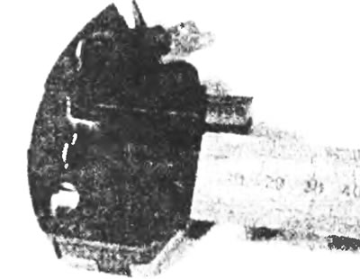 Рис.6.4. Измерьте выступ каждой щетки из щеткодержателя.