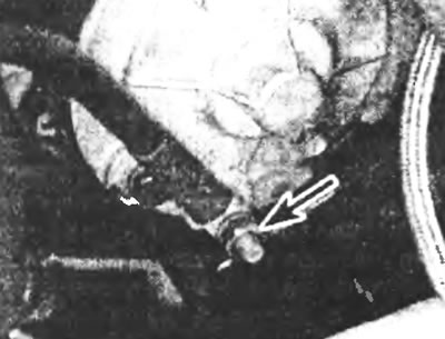 Рис. 8.2,б. ... и, на некоторых моделях, от резьбового штыря (указан стрелкой) на торцевой крышке.