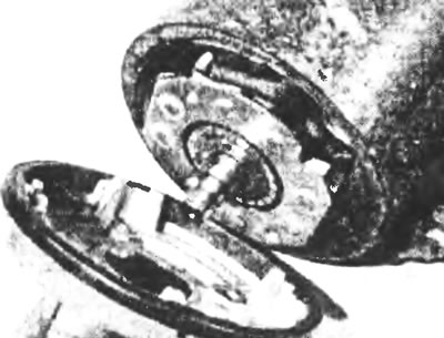 Рис. 9.3. Отвинтите заднюю крышку коллектора от стартера