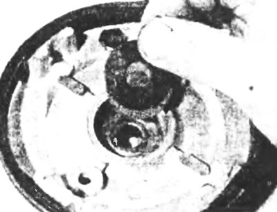 Рис. 9.4,б. ... и две шайбы из углубления в задней крышке.