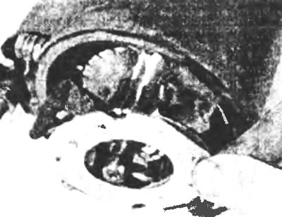 Рис. 9.5. Отделите щеткодержатель от коллектора.