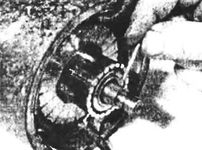 Рис. 9.10. Замените штифт тормозной колодки, если он поврежден или изношен.