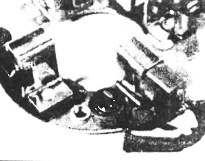 Рис. 9.12. Разместите две щетки щеткодержателя в их зажимах и зацепите пружины.