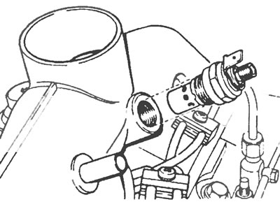 Рис. 13.3. Выкрутите свечу из впускного коллектора и снимите ее
