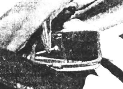 Рис. 2.3. Расположение троса, выжимной вилки и резинового чехла на картере сцепления.