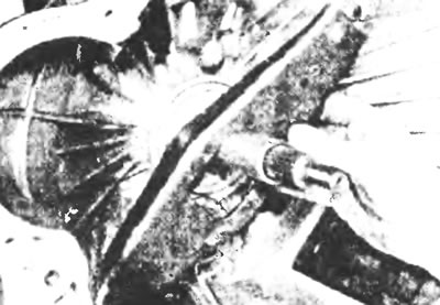 Рис.5.7. Снимите рычаг выключения сцепления, сдвинув его в сторону с поворотной оси.