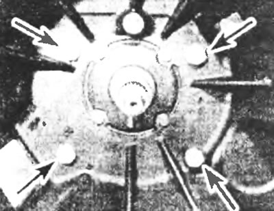 Рис.3.4. Отвинтите болты (указаны стрелками) и отделите картер сцепления от картера коробки передач.