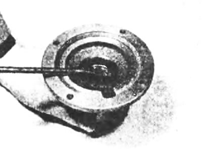 Рис.3.6а. Извлечение с помощью отвертки старого масляного уплотнения.