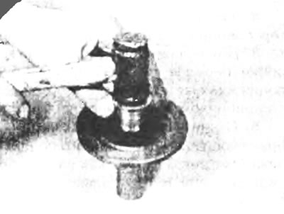 Рис.3.6б. Установка нового масляного уплотнения с помощью большого гнезда или подходящей трубки.