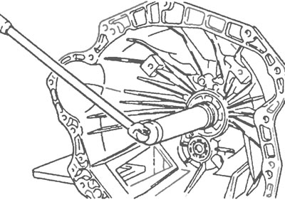 Рис. 3.19. Использование инструмента «Форд» №16-040 для отвинчивания направляющей втулки ведущего…